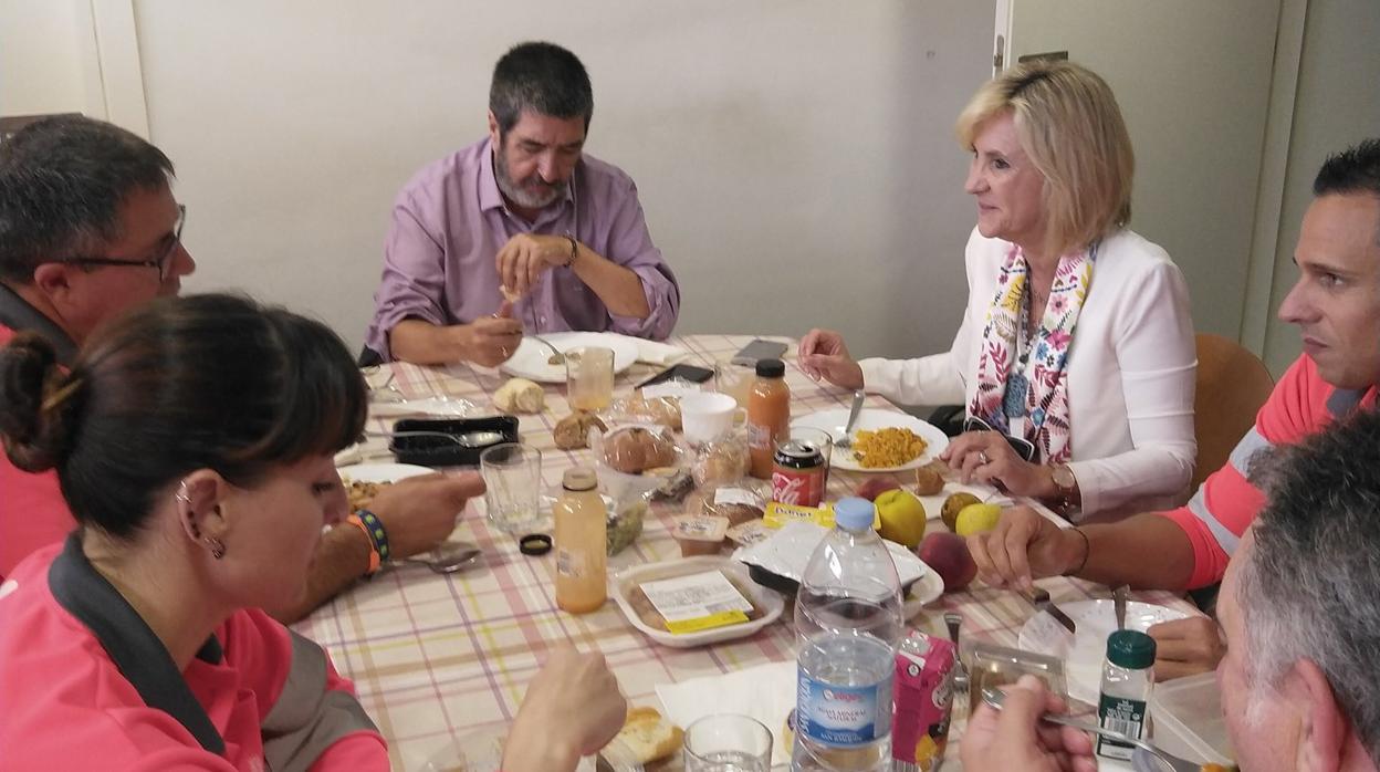 Verónica Casado y Manuel Mitadiel, durante el almuerzo que compartieron con los sanitarios para comprobar el menú