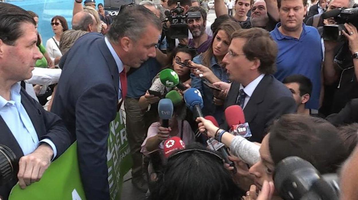 Smith y Almeida durante el minuto de silencio por la última víctima por violencia de género en Madrid