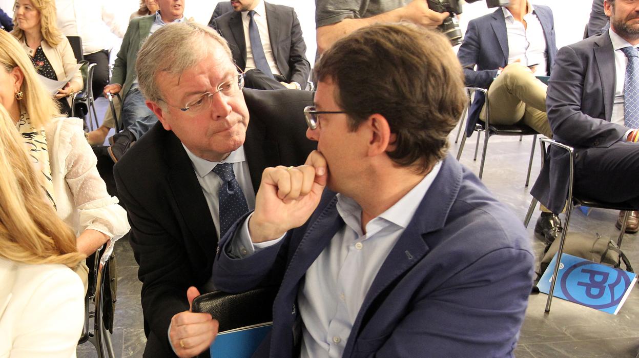 El presidente del PP de Castilla y León, Alfonso Fernández Mañueco, dialoga con el alcalde de León, Antonio Silván, en una imagen de archivo