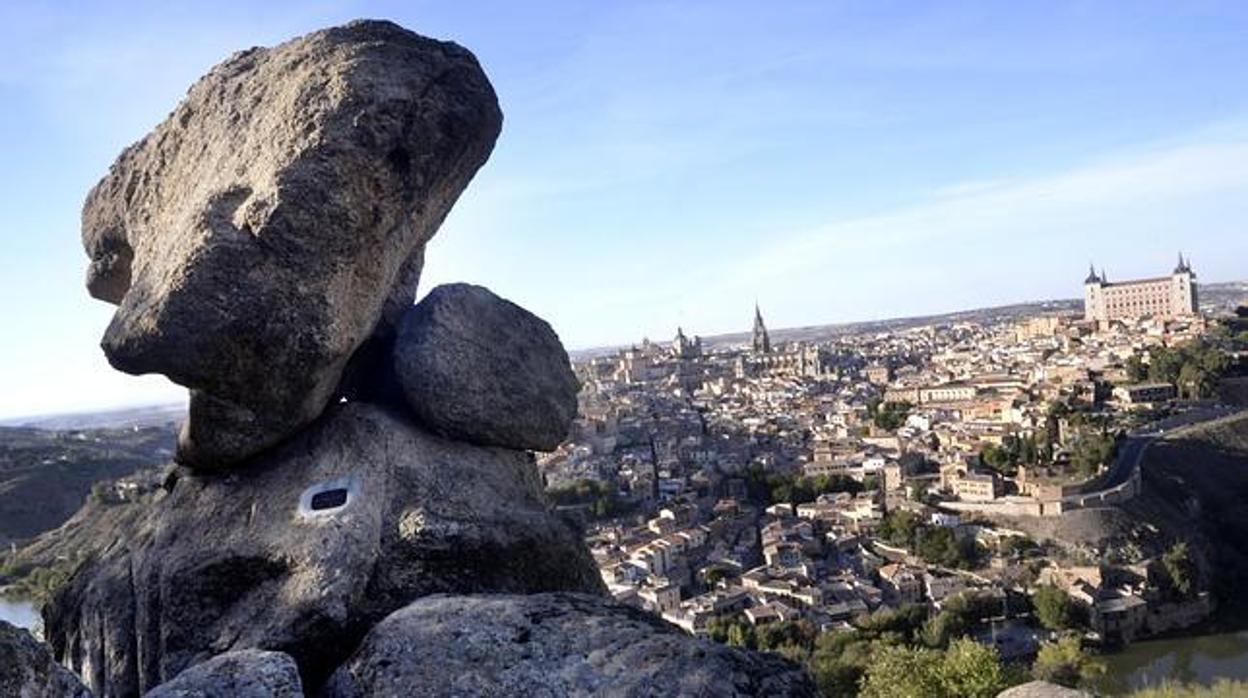 La Piedra del Rey Moro, con Toledo al fondo