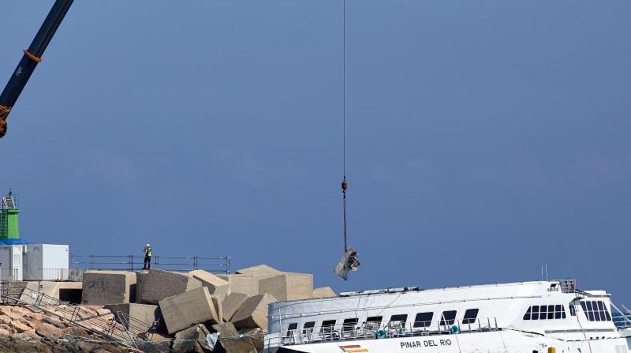 Operaciones de desguace por piezas del ferry Pinar del Río en la escollera de Dénia (Alicante)