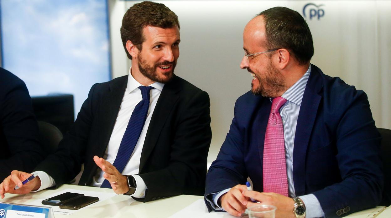 El presidente nacional del PP, Pablo Casado, junto al presidente del PP de Cataluña, Alejandro Fernández