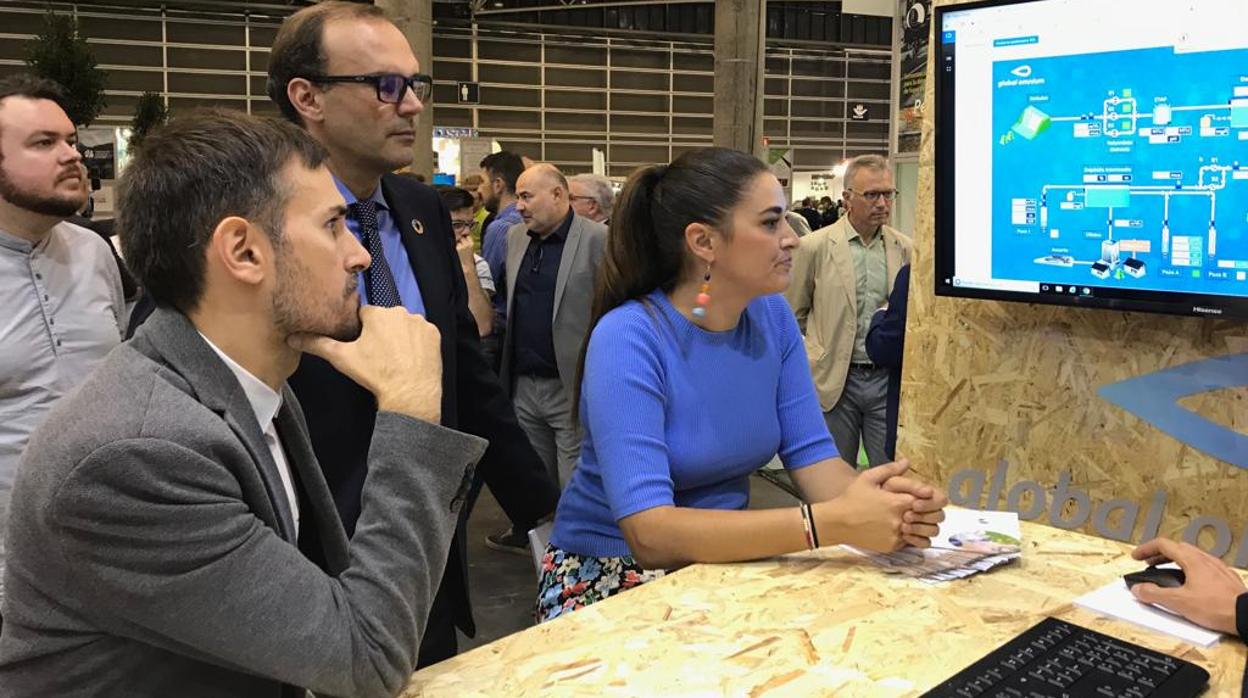 El vicealcalde de Valencia Sergi Campillo y la consellera Mireia Mollà en el stand de GO