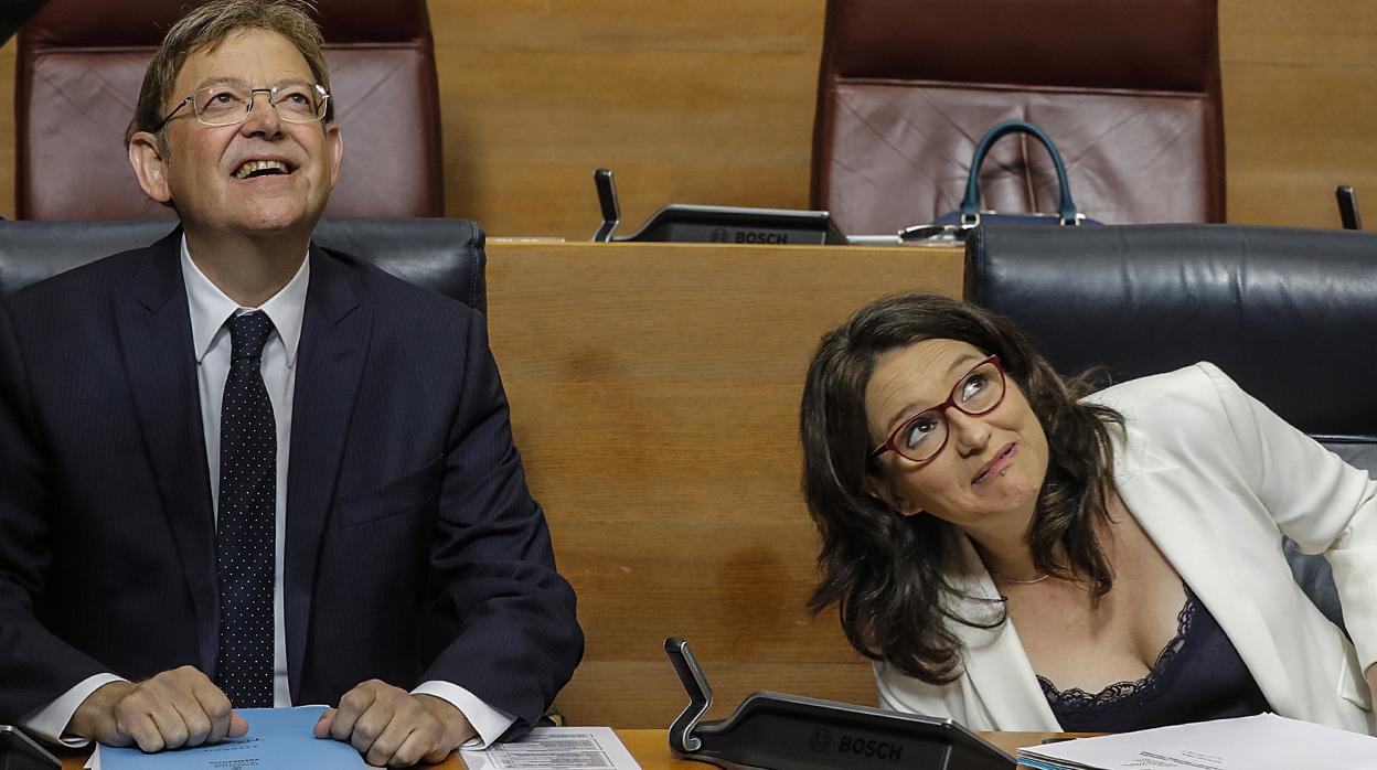 Imagen de Ximo Puig y Mónica Oltra tomada la pasada semana en las Cortes Valencianas