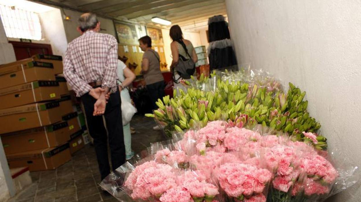 Preparativos para los adornos florsales del Corpus pasado