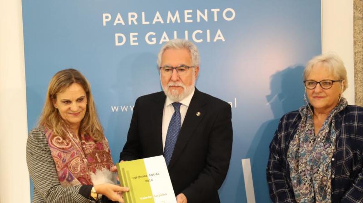 Entrega ayer del informe anual del Valedor do Pobo al presidente del Parlamento, Miguel Santalices