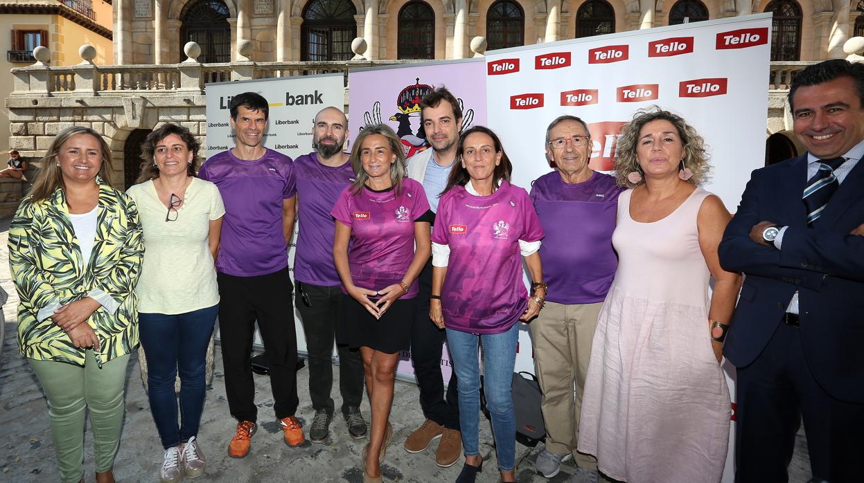 La alcaldesa Tolón con patrocinadores y organizadores de la San Silvestre