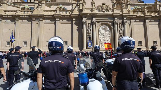 La Plaza del Pilar acogió la celebración de los patronos de la Policía, los Ángeles Custodios