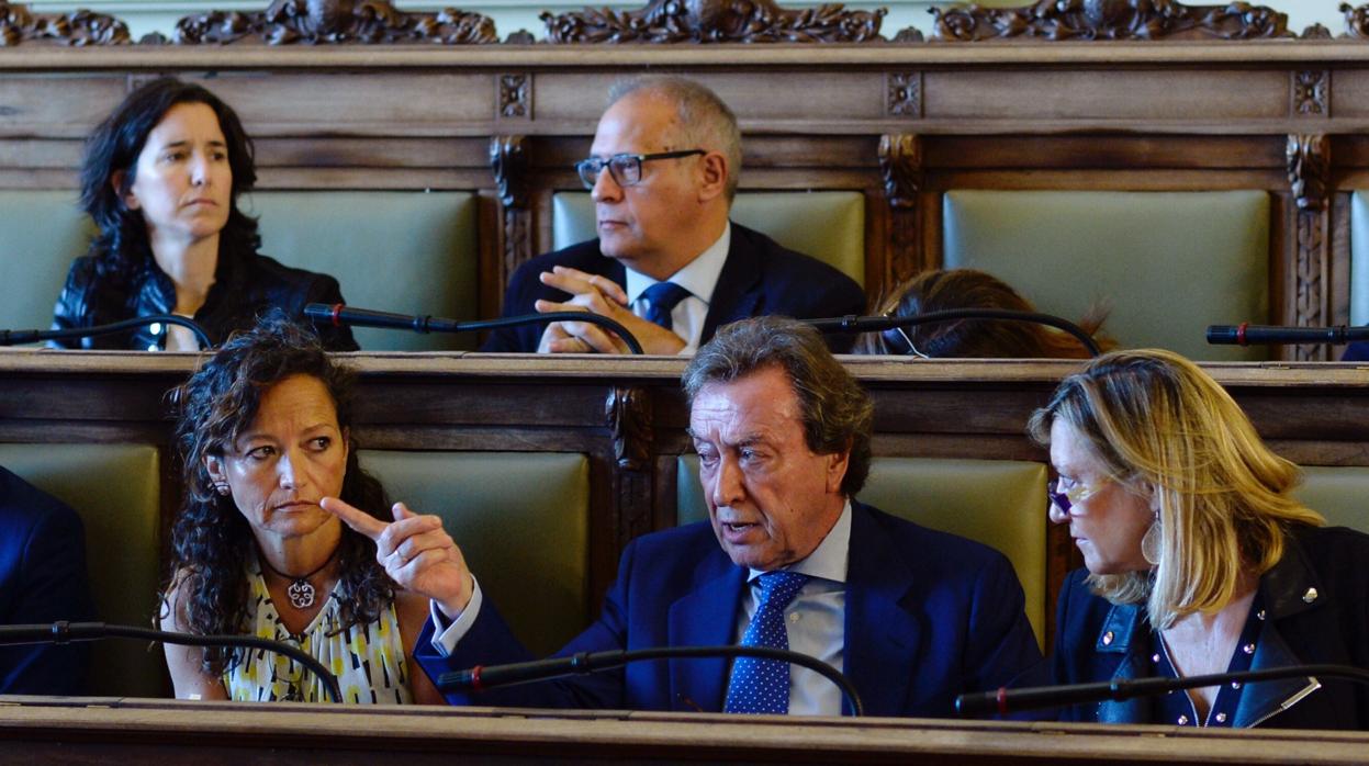 Los concejales María de Diego, De Santiago Juárez y Pilar del Olmo, ayer durante el pleno