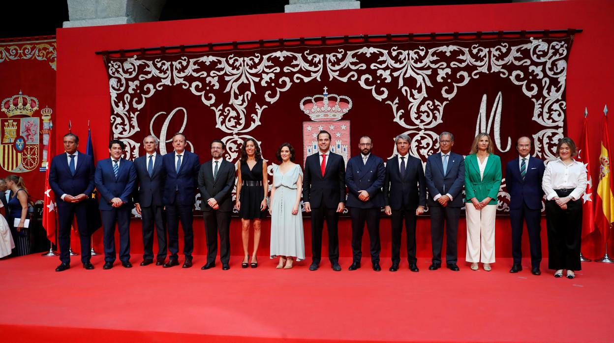 La presidenta regional Isabel Díaz Ayuso, junto con los trece consejeros de su equipo de gobierno