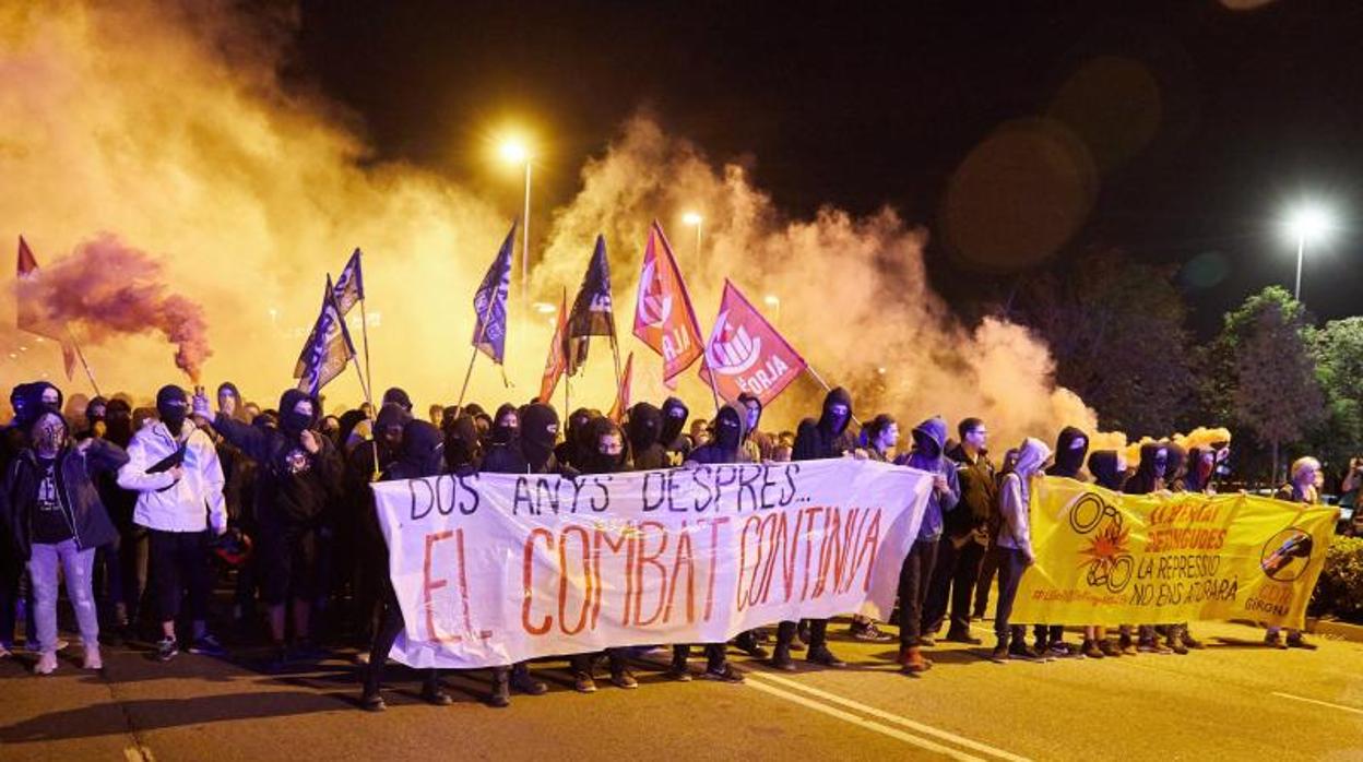 Unos 300 independentistas se concentraron ayer frente al cuartel de la Guardia Civil de Gerona