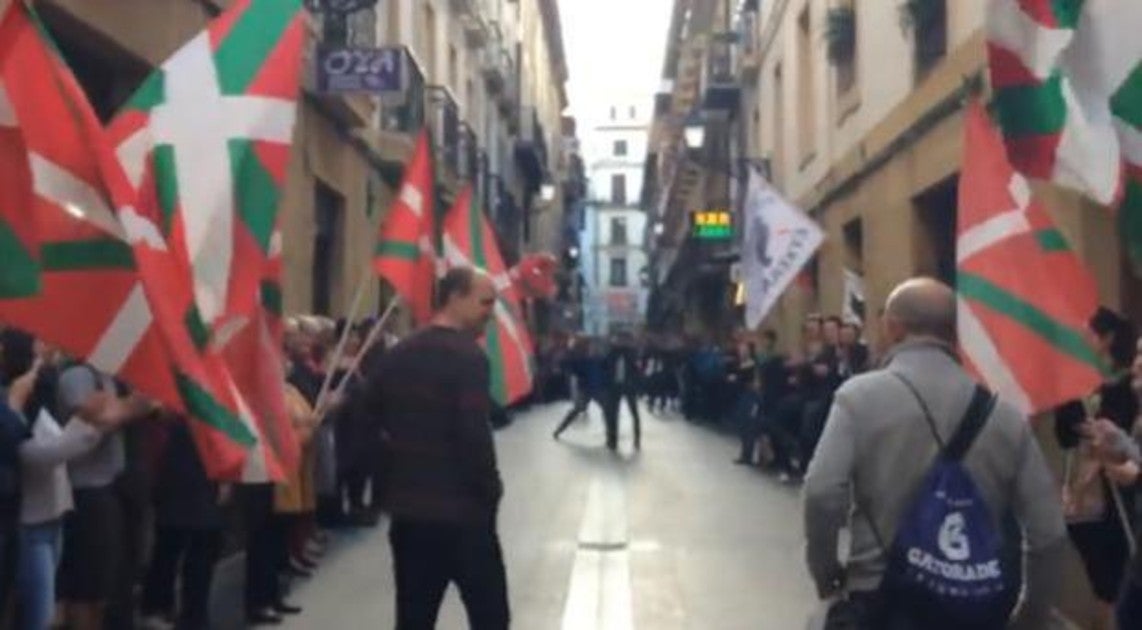 El exrecluso de ETA Aitor Olaizola, recibido en el Casco Viejo de San Sebastián