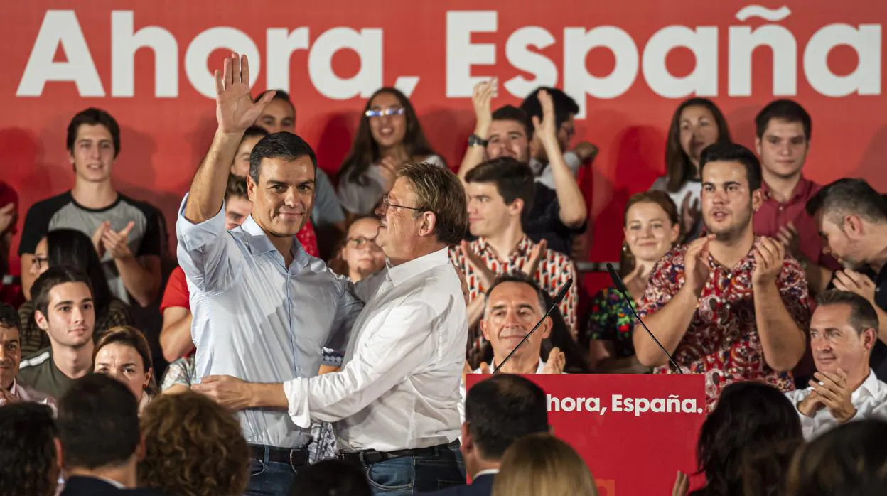 Pedro Sánchez y Ximo Puig, durante el mitin de este miércoles