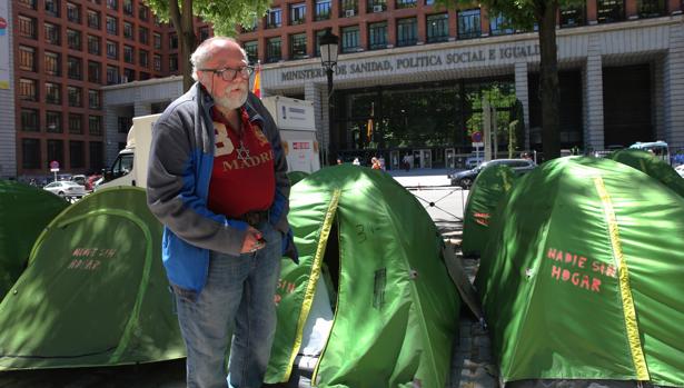 Los sin techo desalojados del paseo del Prado se trasladan a la plaza de Cibeles