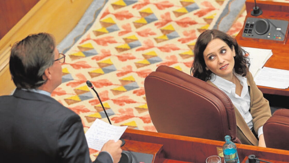 La presidenta Díaz Ayuso mira al portavoz del PP en la Asamblea, Alfonso Serrano