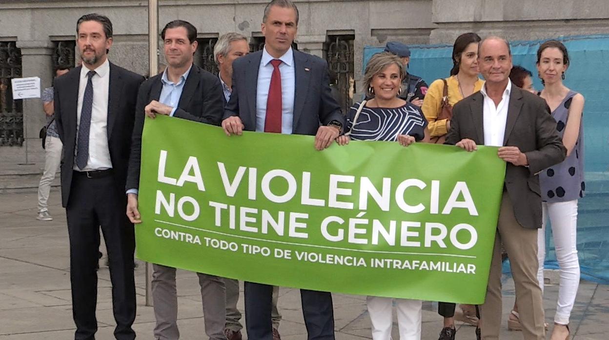 Javier Ortega Smith, en el centro, sostiene una pancarta de Vox