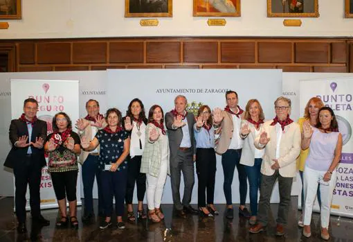 Representantes de todos los grupos municipales, junto al alcalde Jorge Azcón (PP), el día que se presentó la campaña contra las agresiones sexistas de cara a las fiestas del Pilar