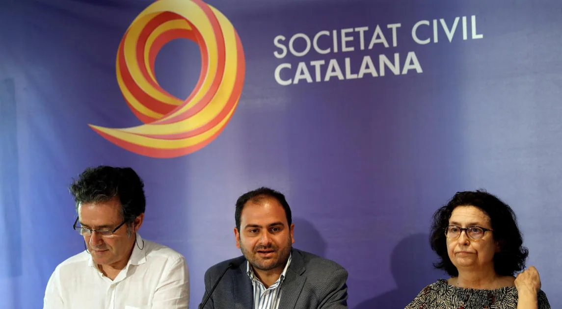 El presidente de Societat Civil Catalana (SCC), Fernando Sánchez Costa (centro de la imagen)
