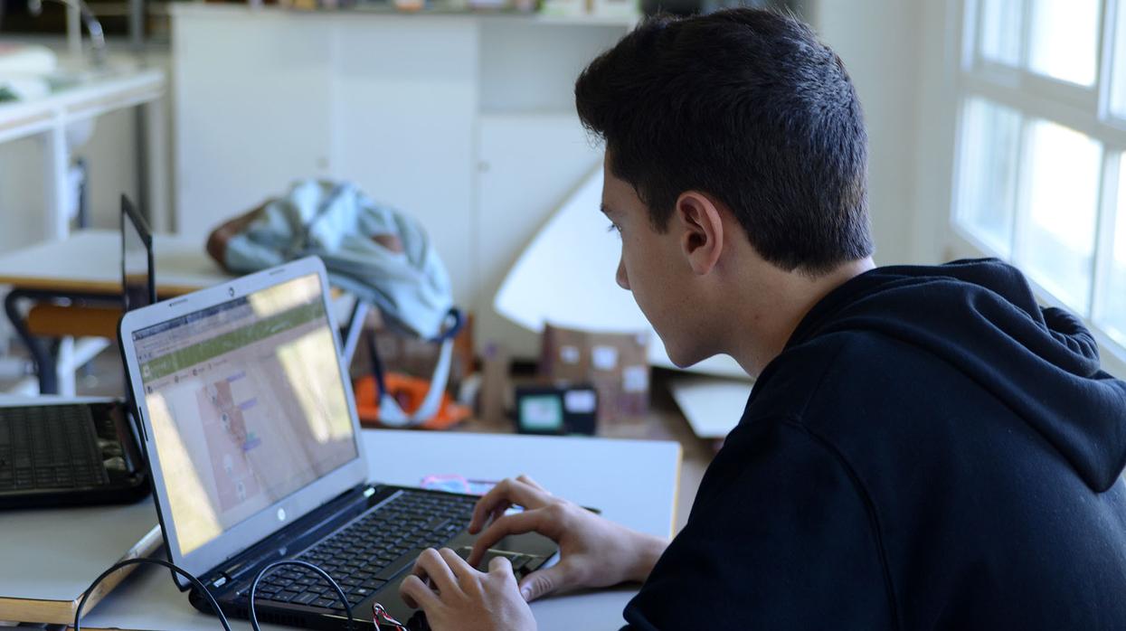 Un joven consulta un ordenador en una imagen de archivo