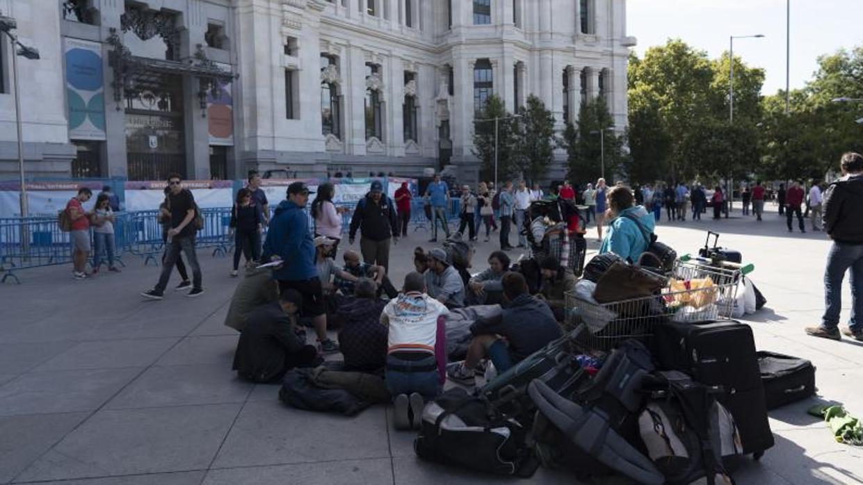 Los acampados, ayer, frente al Palacio de Cibeles