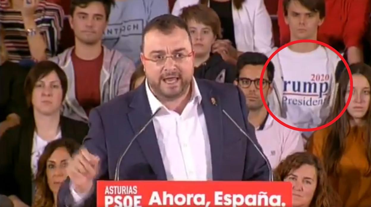 Una imagen del mitin, con un joven al fondo mostrando su camiseta de apoyo a Trump