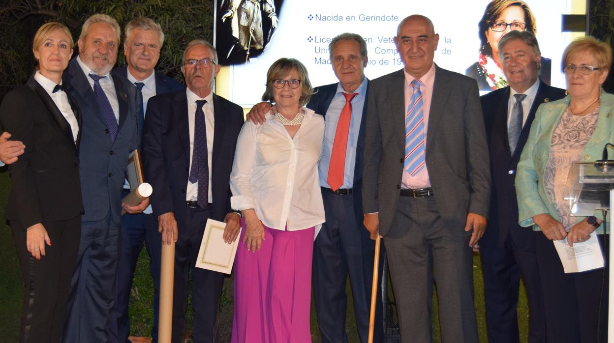 Foto de familia de los colegiados jubilados