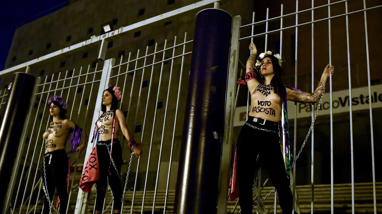 Cuatro activistas de Femen se encadenan frente a Vistalegre antes del mitin de Vox