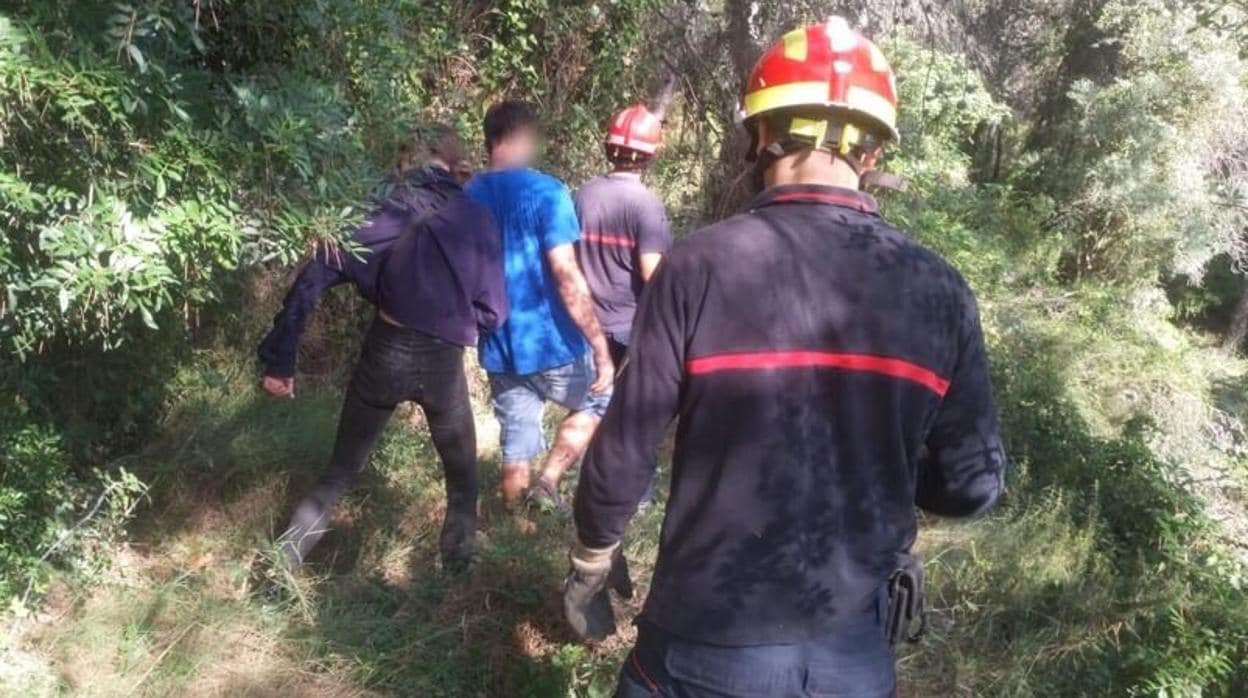 Imagen del rescate de los jóvenes por parte de los bomberos