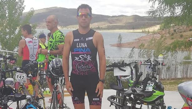 El triatleta Antonio Luna, grave en la UVI tras chocar con la bicicleta contra un muro