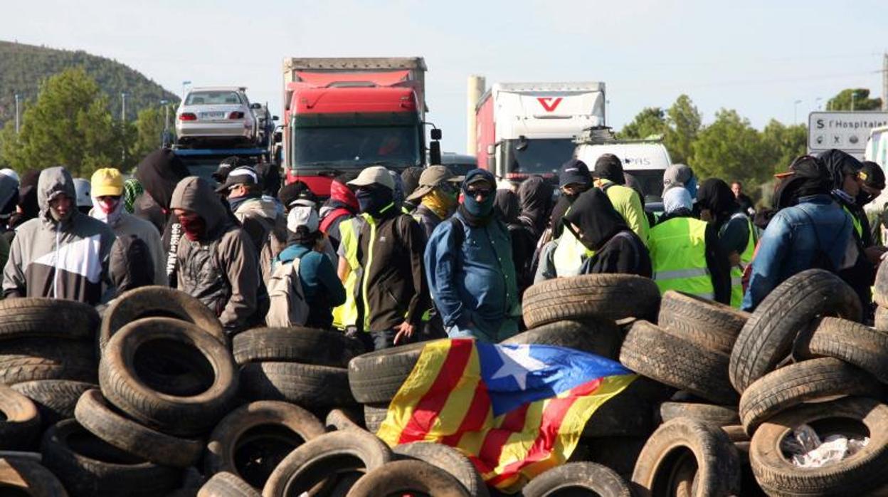 Independentistas catalanes en un corte de carretera