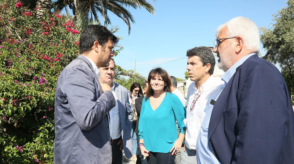 Carlos Mazón durante su visita a Sant Joan d'Alacant con responsables municipales