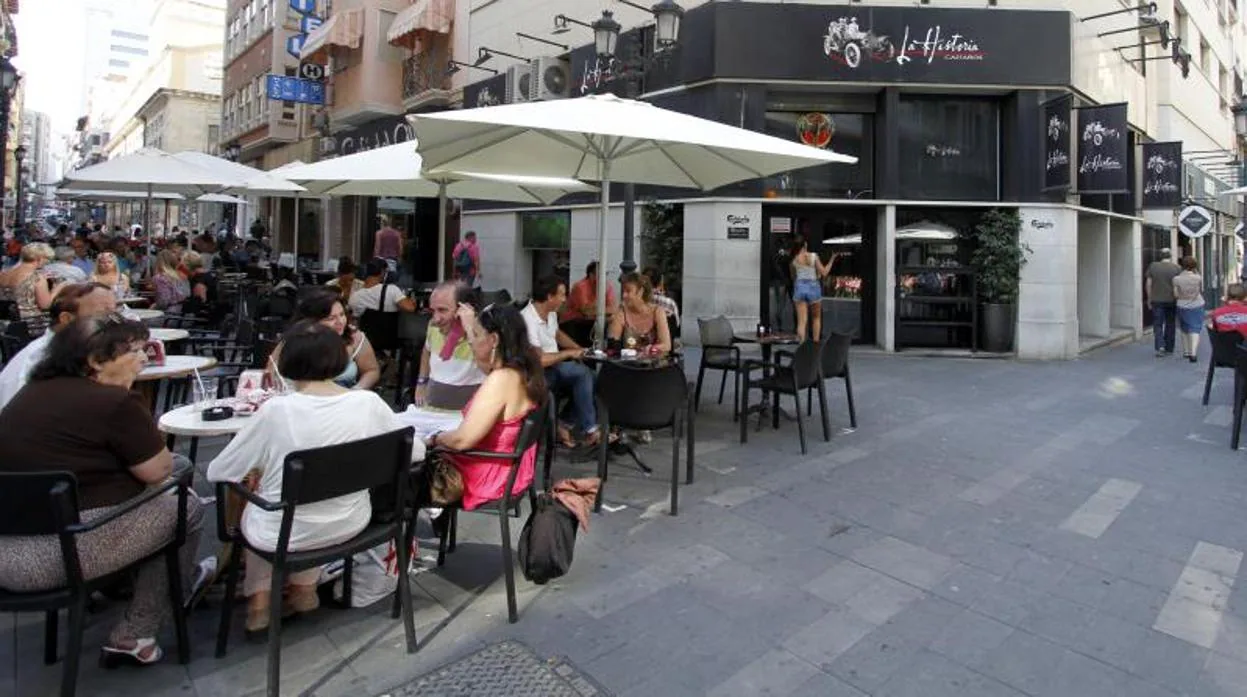 Veladores en la calle Castaños de Alicante, una de las más concurridas