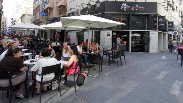 Patrullas las 24 horas contra el ruido de los pubs y terrazas en el centro de Alicante