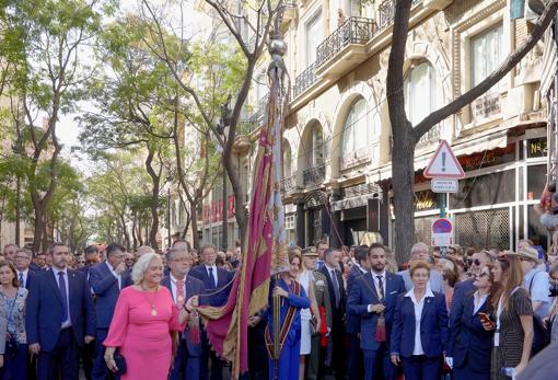 María José Catalá se para para homenajear la entrada en la catedral de la Senyera