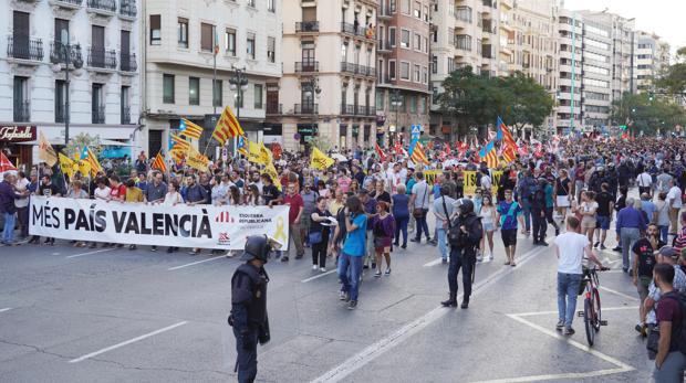 Una manifestación nacionalista en Valencia pide la libertad de los presos catalanes y alaba las leyes de Puig