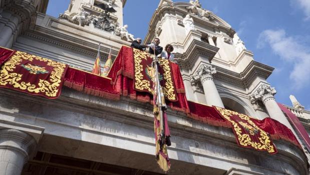 La televisión pública valenciana corta el himno de España en la emisión en directo de la fiesta autonómica