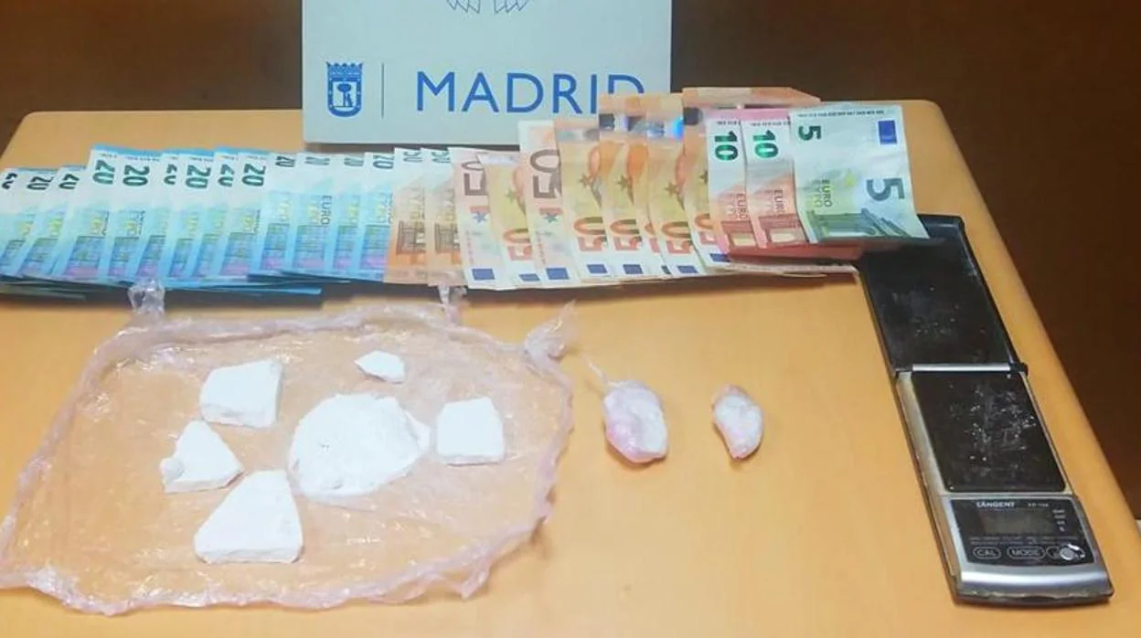 El dinero en efectivo, la cocaína y la báscula que llevaba el detenido en Tetuán