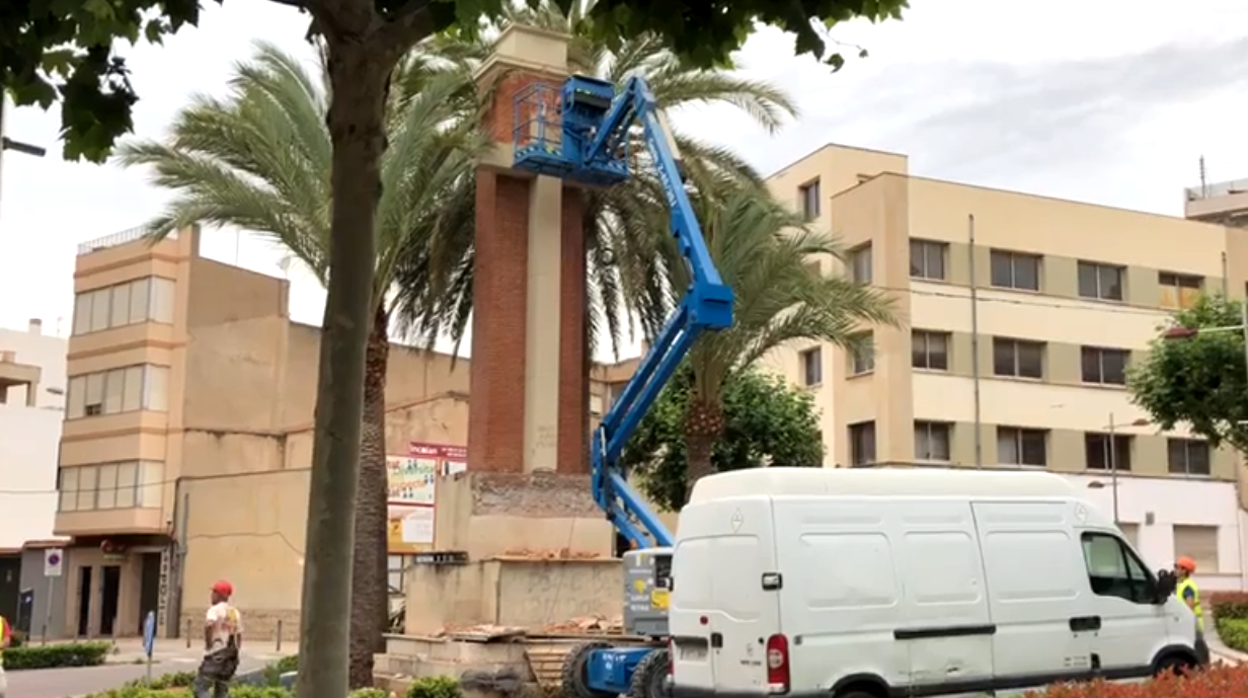 Trabajos del derribo de la Cruz en la Plaza de la Paz en Vall d'Uixó (Castellón)