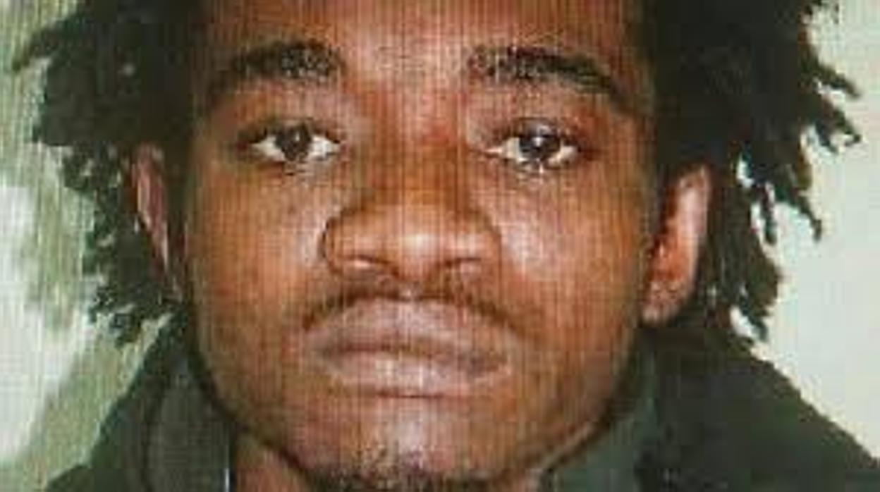 El marfileño que mató a un policía al lanzarle a las vías del tren se lía a cabezazos y mordiscos en prisión