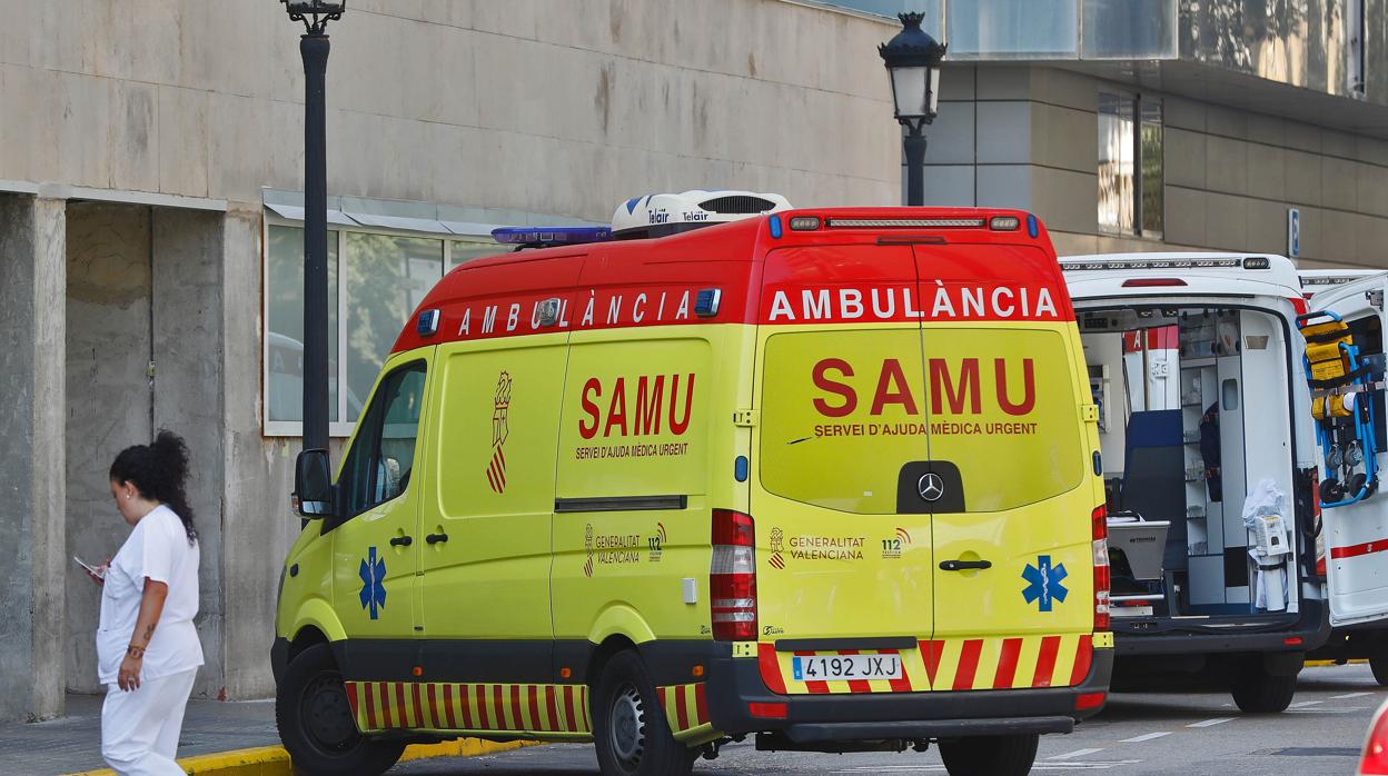 Imagen de archivo de una dotación del SAMU en un hospital de Valencia