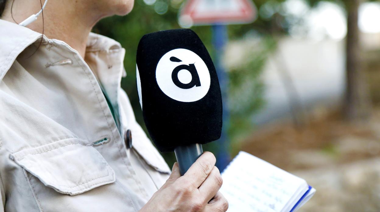 Una reportera de À Punt durante un directo