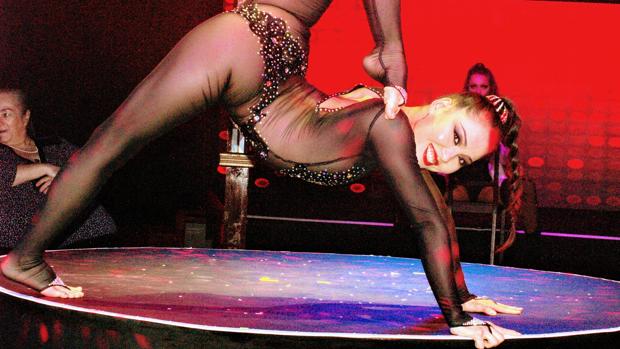 El show de acrobacias y sensualidad con nuevos humoristas de «La Bouche» atrae a 2.000 espectadores