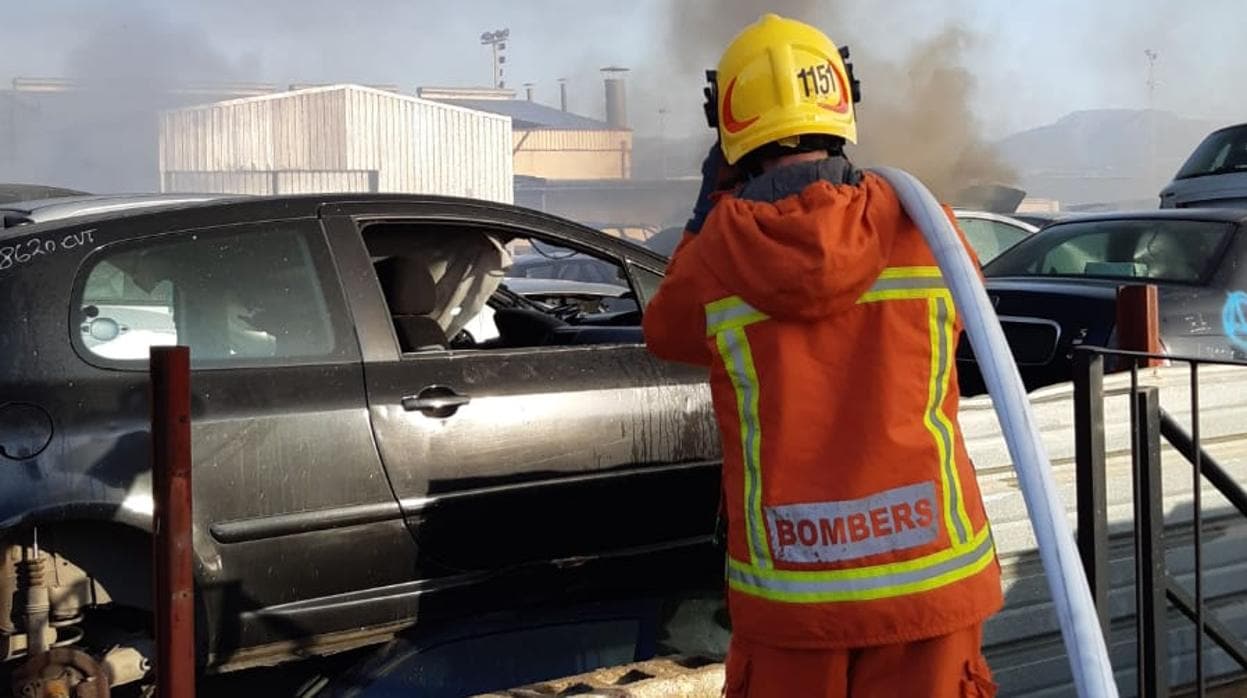 Bomberos del Consorcio Provincial de Valencia extinguiendo un incendio de un vehículo esta semana