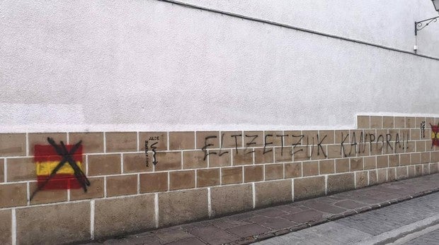 Llenan de pintadas contra la Benemérita un colegio de Navarra al que acuden hijos de guardias civiles