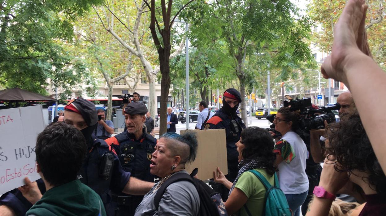 Un momento de la protesta ante el consulado de Uruguay, en Barcelona