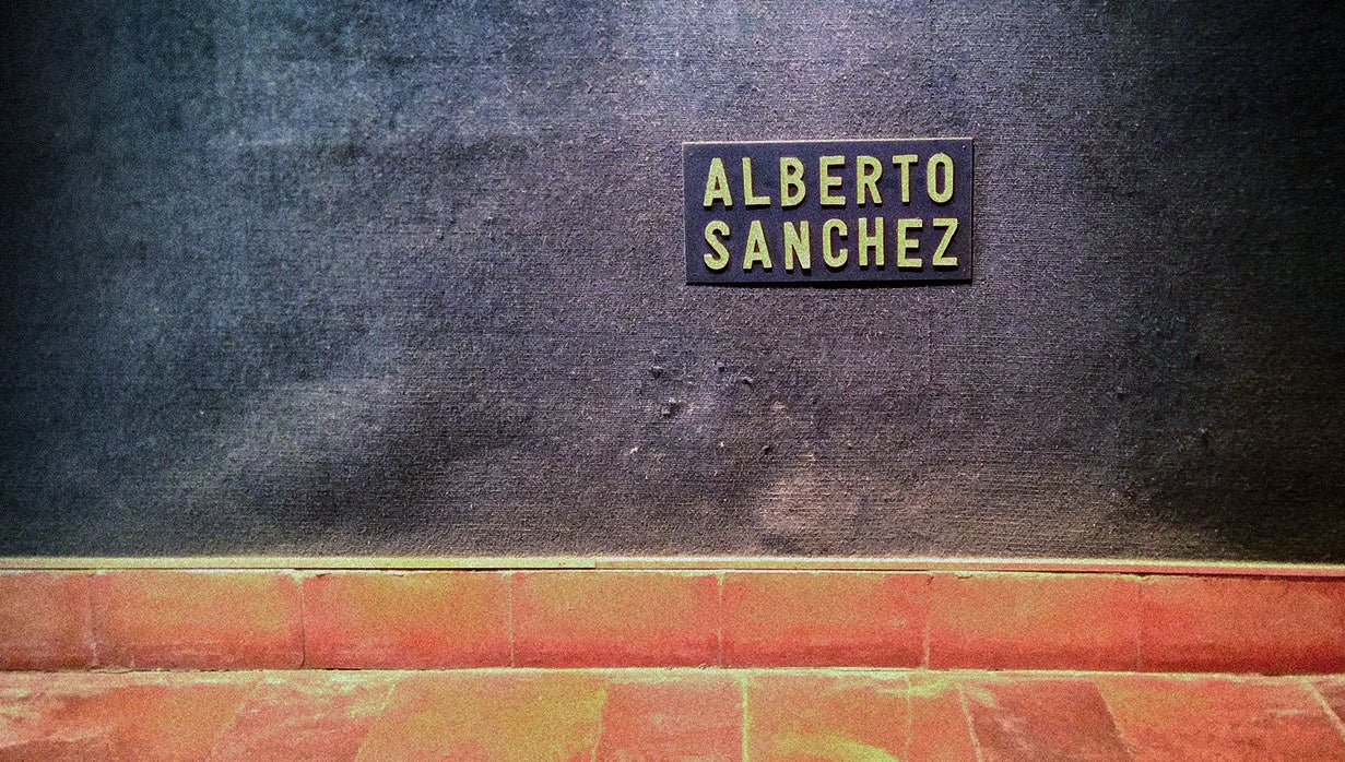 En la Casa de las Cadenas un viejo cartel recuerda que este edificio fue hasta hace 25 años el Museo de Arte Contemporáneo de Toledo, cerrado ahora a cal y canto. La familia del gran escultor Alberto Sánchez cedió a la ciudad 22 de sus obras, cuyo paradero se desconoce en la actualidad, como se denuncia en círculos culturales