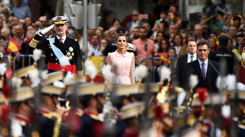 Abucheos para despedir a Sánchez del desfile de la Fiesta Nacional