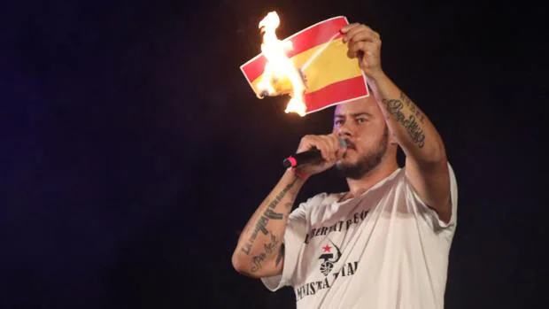 Pablo Hasel quema una bandera de España en el concierto de apoyo a Valtonyc celebrado en Mallorca