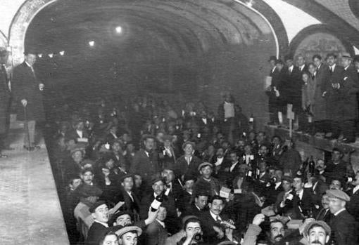 Imagen del banquete ofrecido por la empresa constructora a los obreros que construían el Metro, en enero de 1919, en las vías de la estación de la Plaza de Bilbao