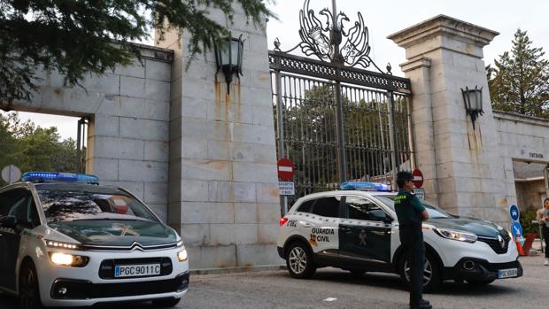 El Valle de los Caídos celebra la misa del domingo en plena calle ante el cierre de la Basílica